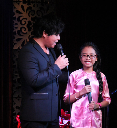 Quang Lê tặng Mỹ Chi micro 200 triệu đồng - 2