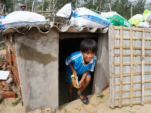 Xót lòng ghé hầm trú bão của cậu bé 14 tuổi - 2