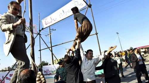 Iran: Tiếp tục treo cổ kẻ “trời đánh không chết” - 1
