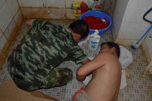 Kẹt tay trong toilet vì tìm lại nhẫn cưới - 2