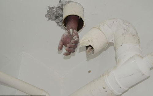 Kẹt tay trong toilet vì tìm lại nhẫn cưới - 3