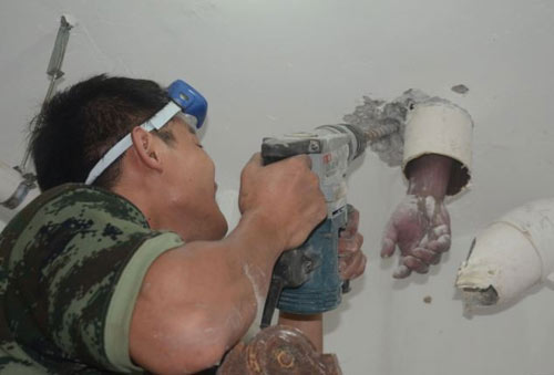 Kẹt tay trong toilet vì tìm lại nhẫn cưới - 4