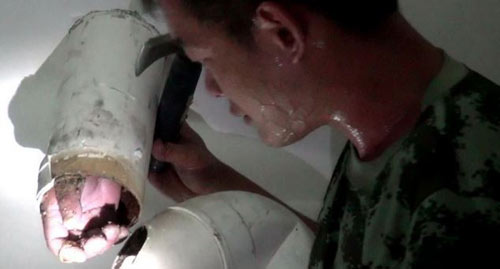 Kẹt tay trong toilet vì tìm lại nhẫn cưới - 5