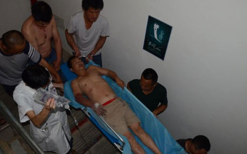 Kẹt tay trong toilet vì tìm lại nhẫn cưới - 6