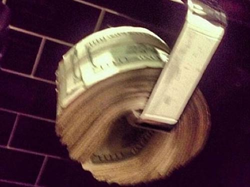 SỐC: Tiền 100 USD làm... giấy vệ sinh - 1