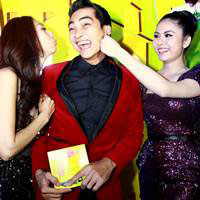 - Khương Ngọc bị "kẻ đánh, người hôn"