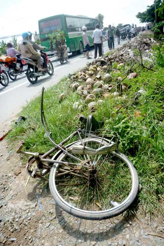 Mất lái, xe phân khối lớn tông gãy đôi xe đạp - 1