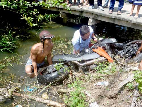 Mất lái, xe phân khối lớn tông gãy đôi xe đạp - 3