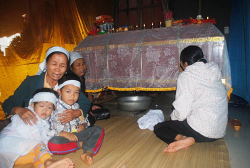 Cô giáo bị lũ cuốn: Nghẹn lòng nhìn 2 con thơ - 2