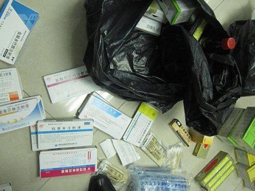 Thấy thanh tra, "bác sĩ" TQ vội cởi áo, chốt cửa - 2