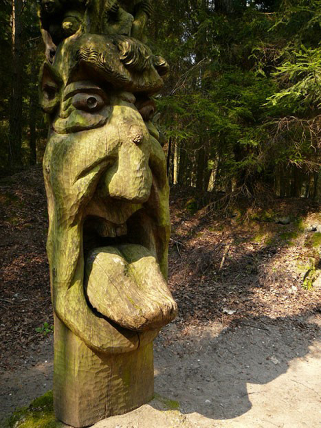 Các nghệ sĩ địa phương bắt đầu công việc điêu khắc công viên vào năm 1979, và bây giờ có tổng cộng 80 bức tượng gỗ sồi được chạm khắc khác nhau. Mỗi tác phẩm như vậy đều được chạm khắc bằng tay một cách tỉ mỉ, mô tả lại một nhân vật nổi tiếng đến từ dân gian và những truyền thống ngoại giáo ở Juodkrante. 
