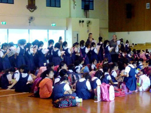 Singapore: Cô giáo bắt 29 HS đứng học 3 tháng - 1