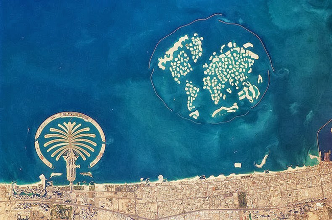 Ảnh được chụp bởi phi hành đoàn của Trạm vũ trụ quốc tế, quần đảo World Islands phía trên cùng phên phải, còn phía dưới bên trái là hòn đảo Palm một quần đảo nhân tạo cũng thuộc Dubai.
