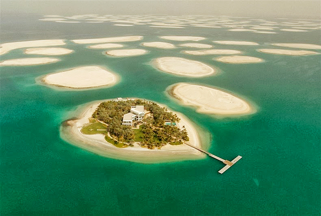 Các hòn đảo được tạo nên bằng cách nạo vét cát tại vùng ven biển nước cạn. 321 triệu mét khối cát và 31 triệu tấn đất đá đã được sử dụng để xây dựng các hòn đảo có diện tích khoảng 69 km2, và được bao quanh bởi một hòn đảo chắn sóng hình bầu dục.
