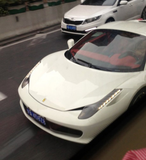 Hàng loạt siêu xe Ferrari 458 Italia trùng biển số - 3