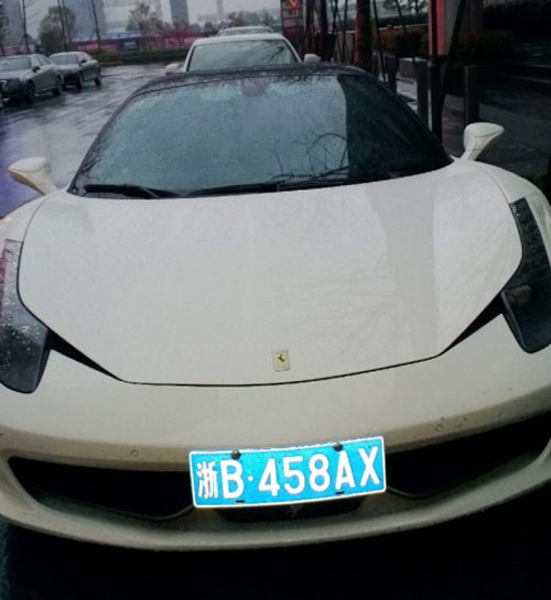 Hàng loạt siêu xe Ferrari 458 Italia trùng biển số - 6