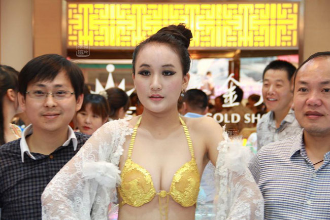 Ngày 6/10/2013, tại một trung tâm mua sắm ở Cửu Giang, Giang Tây, một cửa hàng vàng đã tiếp thị bằng cách để người mẫu nữ mặc một chiếc nội y làm từ 950gram vàng nhằm thu hút sự chú ý của người dân.
