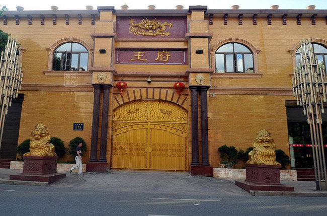 Tường bước vào “hoàng cung” tại Giang Tây, Trung Quốc.
