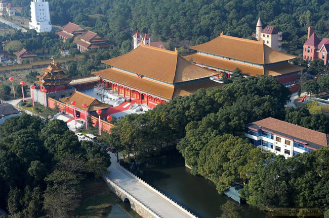 Làng Hoa Môn với nhiều công trình xây dựng nhái những di tích hay những địa điểm du lịch nổi tiếng thế giới.
