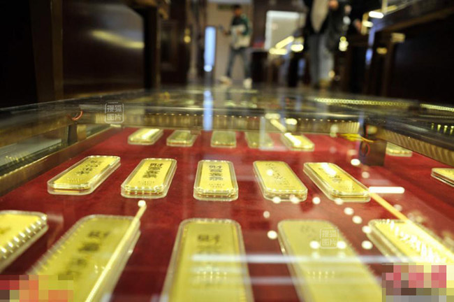 Ngày 13/12/2012, tại Côn Minh, Trung Quốc, 300kg vàng thỏi được lát thành đường đi bộ bên trong một triển lãm.
