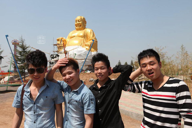 Ngày 25/4/2013, tượng Phật Di Lặc mạ vàng được di dời đến Lạc Dương, thành phố Hà Nam, Trung Quốc trở thành một chủ đề nóng trên internet.
