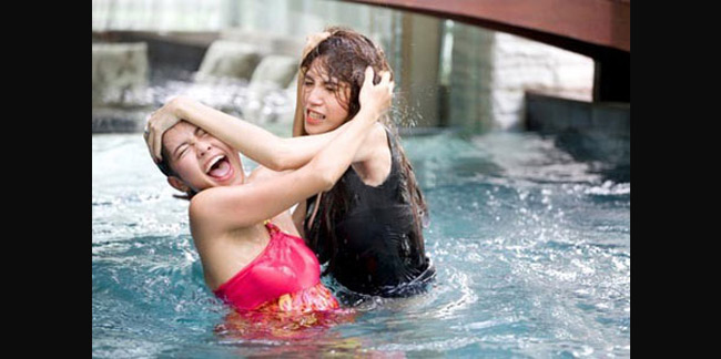 Thủy Tiên quay cảnh đánh nhau dưới nước với Tường Vy trong phim Ngôi nhà hạnh phúc.
