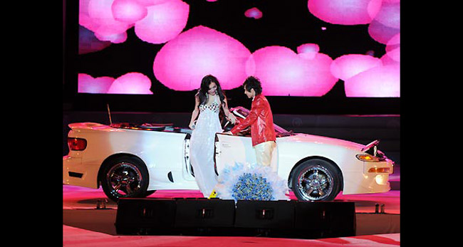 Trong liveshow 'Thập đại mỹ nhân' diễn ra cuối tháng 11 năm 2008, Đan Trường còn đưa cả ô tô lên sân khấu.
