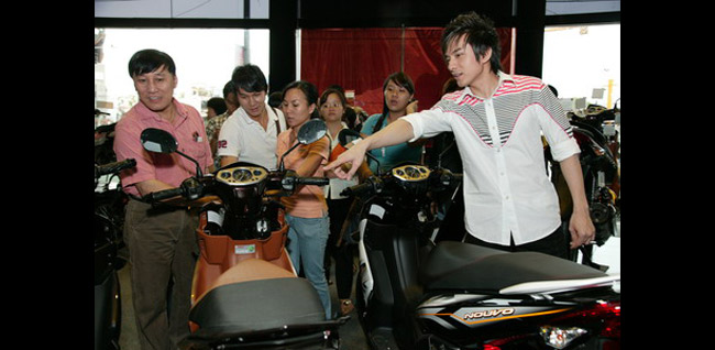 Năm 2008, khi được chọn là người mẫu quảng cáo cho dòng xe máy Yamaha,
