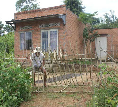 Thiếu nữ bị cha ruột “cầm tù" tại gia - 3