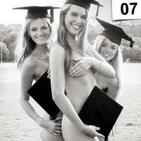 Những bộ ảnh lịch nude của sinh viên quốc tế