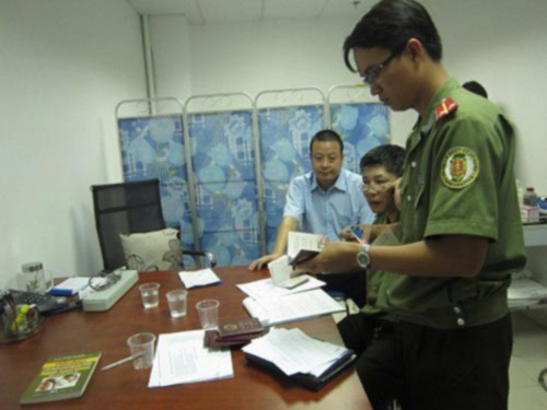 Thanh tra đến, "bác sĩ" Trung Quốc vội cởi áo, chốt cửa - 3