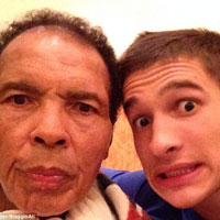 Thể thao - Huyền thoại Muhammad Ali “tự sướng” cùng cháu trai