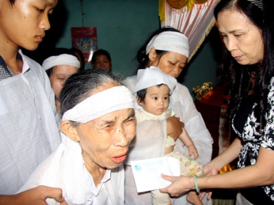 20/10: Không có hoa cho vùng bão lũ - 2