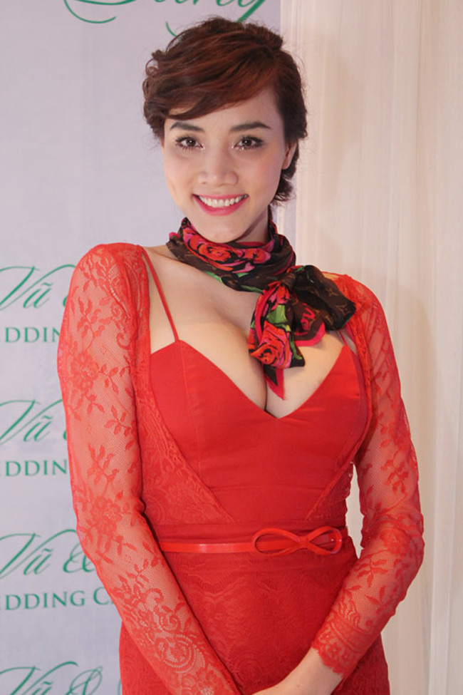Trang Nhung khoe vòng một đồ sộ trong bộ váy đỏ.
