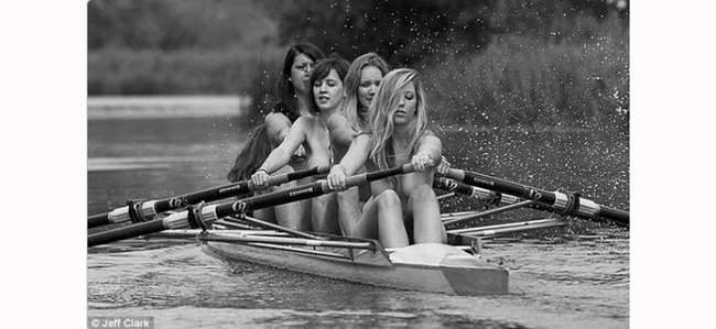 15 cô gái là thành viên chèo thuyền nữ của trường ĐH Warwick đã thực hiện một bộ lịch khỏa thân gây chú ý vào cuối năm 2012.
