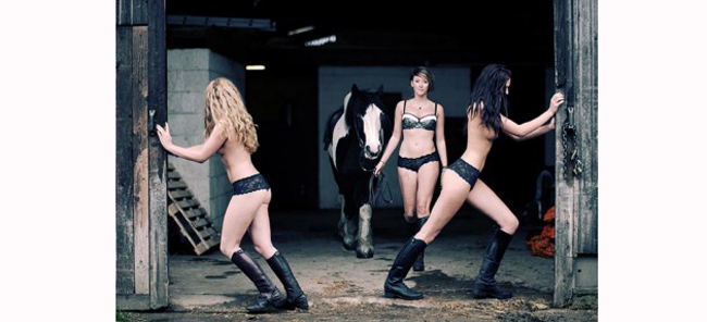Tháng 11/2011, một nhóm nữ sinh viên đến từ Hội những người cưỡi ngựa thuộc trường đại học Leeds (Anh) đã không ngại nhiệt độ dưới 3 độ C để chụp những bức ảnh bán nude ngoài trời…
