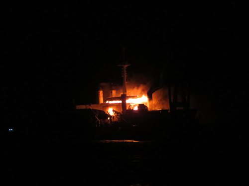 Tàu mắc cạn bất ngờ bốc cháy tại Vũng Tàu - 1