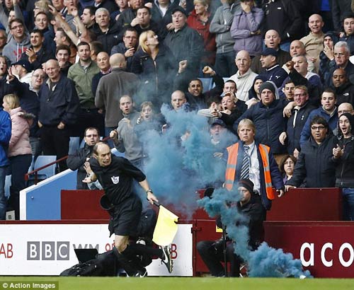 Fan Tottenham ném bom khói vào trọng tài - 3