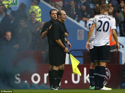Fan Tottenham ném bom khói vào trọng tài - 5