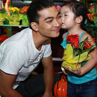  - Khương Ngọc đi bán kem và hoa miễn phí