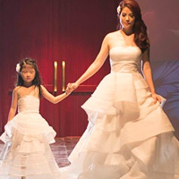 Ngôi sao điện ảnh - Trương Ngọc Ánh dẫn con gái diễn catwalk