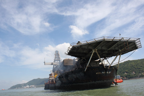 Cận cảnh tàu 25.000 tấn bốc cháy trên biển - 2