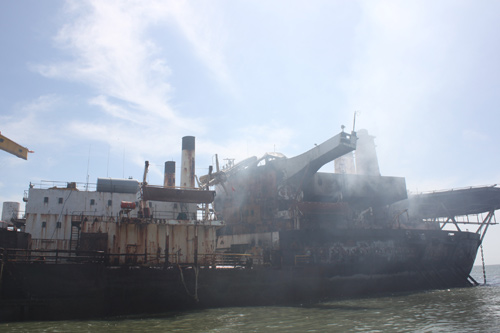 Cận cảnh tàu 25.000 tấn bốc cháy trên biển - 7