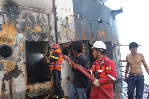 Cận cảnh tàu 25.000 tấn bốc cháy trên biển - 5