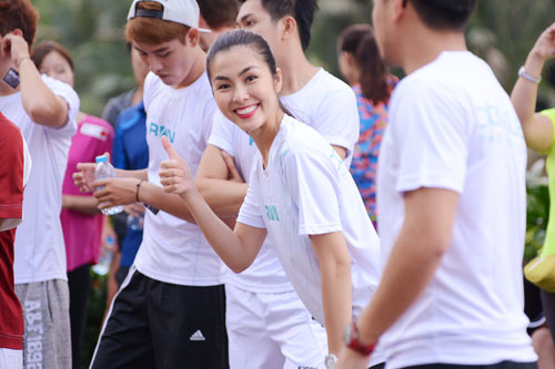 Hà Tăng rạng rỡ bên 8 hotboy - 7