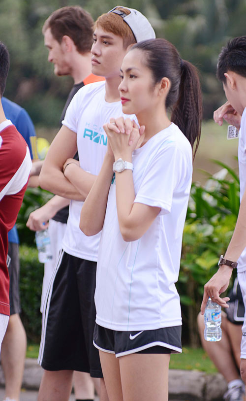 Hà Tăng rạng rỡ bên 8 hotboy - 8