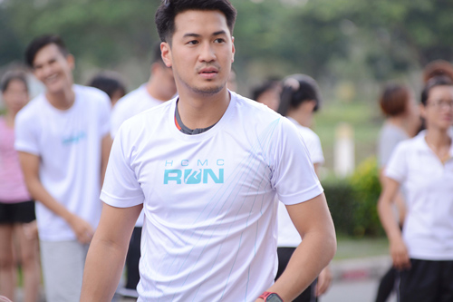 Hà Tăng rạng rỡ bên 8 hotboy - 3