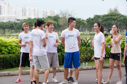 Hà Tăng rạng rỡ bên 8 hotboy - 2