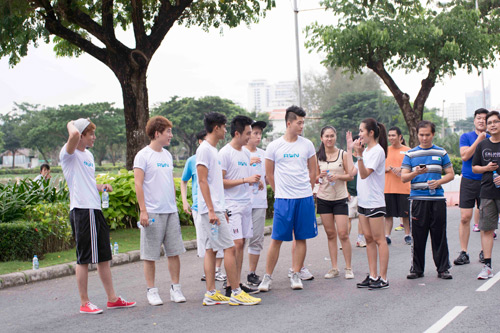 Hà Tăng rạng rỡ bên 8 hotboy - 3