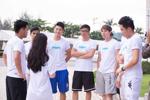 Hà Tăng rạng rỡ bên 8 hotboy - 4